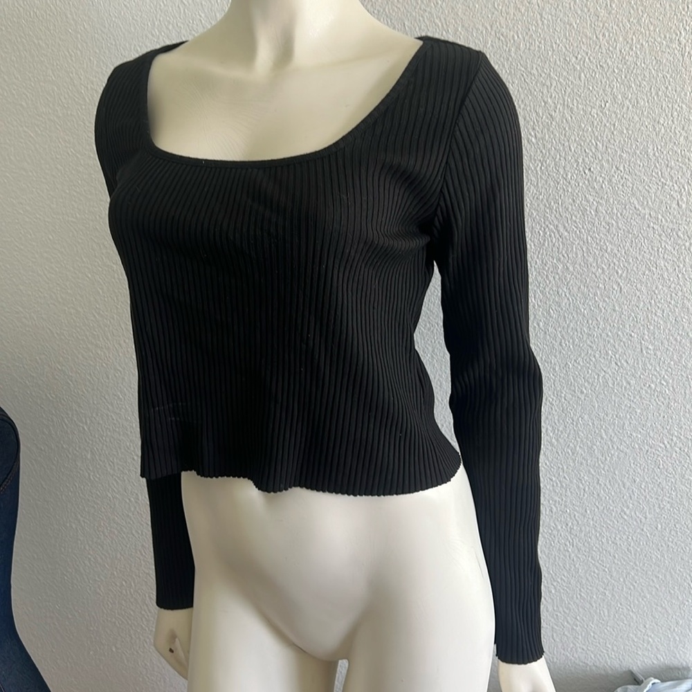 H&M cropped long sleeve ribbed shirt